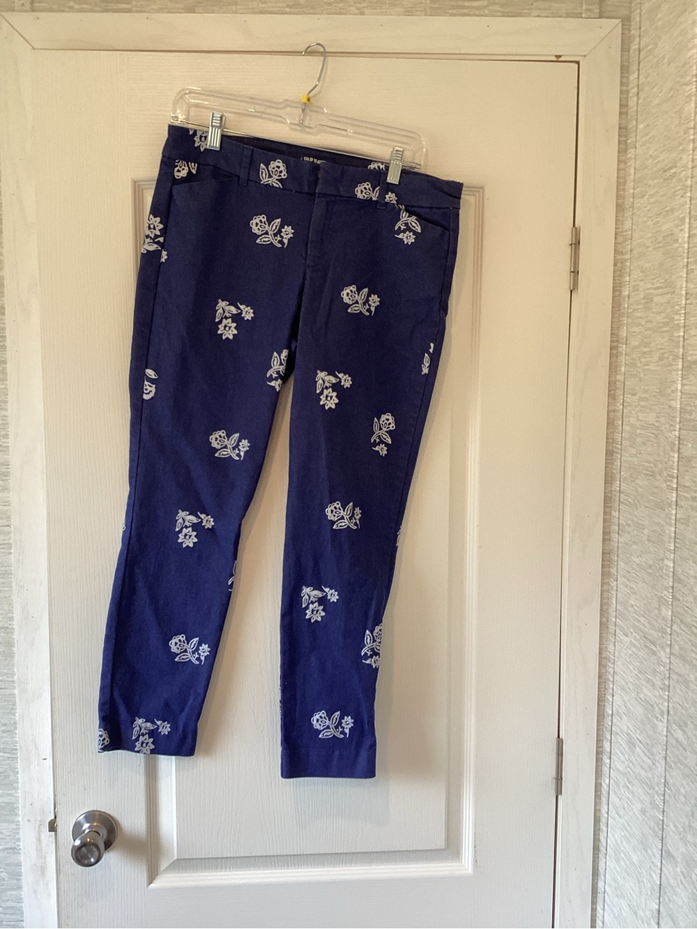 Old Navy Navy Blue Cropped Jeans with White Floral Embroidery 8 EUC